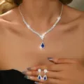 Dettaglio set collana e orecchini in cristallo blu a goccia per abito da sposa donna. - Collana E Orecchini (83807108) / Blu