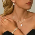 Set di gioielli con collana orecchini bracciale anello in zircone scintillante primo piano - Set Collana Orecchini Bracciale Anello (85869502) / Oro/Bianco