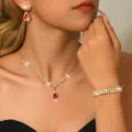 Stupendo set di gioielli placcato oro con zircone rosso a goccia collana orecchini. - Set Collana Orecchini Bracciale (84869503) / Oro/Rosso