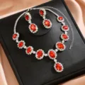 Dettaglio set collana e orecchini in cristallo rosso, gioielli da sposa con strass luminosi. - Stile Set Due Pezzi Ovale (80866703) / Rosso
