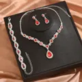 Set collana orecchini bracciale goccia cristallo rosso gioiello dettaglio vetrina - Stile Set Tre Pezzi Goccia d'Acqua (80868403) / Rosso