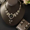 Vista dettagliata del set di collana e orecchini floreali vintage con strass lucidi. - Stile Resina Nera (80803632)