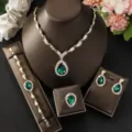 Elegante set di gioielli con strass a goccia color smeraldo, collana e orecchini. - Set da Quattro Pezzi Gemma a Pera Verde Scuro (80848706)