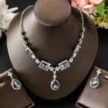 Vista dettagliata del set di collana e orecchini in strass vintage per abiti da sera. - Stile Pietra Principale Nero Grigio (80802223)
