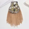 Primo piano dettagliato della spallina di lusso con strass e frange di catena dorata. - Stile Dorato (MS312)