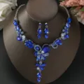 Primo piano dettagliato della parure da sposa con collana e orecchini di strass blu. - Stile Fiore Strass Blu (80835408)