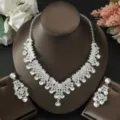Vista dettagliata del set di collana e orecchini da sposa in cristallo scintillante in argento. - Stile Goccia d'Acqua Floreale Complesso (80820601)