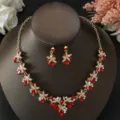 Meraviglioso set di gioielli da sposa con collana e orecchini floreali con strass rossi brillanti. - Stile Gemma di Rubino (80820803)