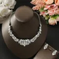 Splendido set di gioielli da sposa con collana e orecchini in strass per abiti eleganti. - Set Fiore Sfumato a Grandi Particelle (80840201)