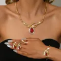 Set di gioielli in lega con strass di quattro pezzi collana orecchini anello bracciale - Set da 4 pezzi / Rosso