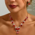 Vista dettagliata del set di gioielli con collana e orecchini a farfalla in cristallo - Stile Farfalla a Pera (80804414)