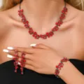 Elegante set di gioielli con strass rossi che include collana, orecchini e bracciale. - Stile Strass Metallo Scuro (80826203) / Set da 3 Pezzi (Collana+Orecchini+Bracciale)