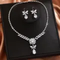 Splendido set da sposa con collana e orecchini in zircone cubico e brillanti dettagli floreali. - Stile Foglia di Fiore Argento (80854801) / Argento
