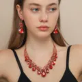 Splendido set di gioielli da sposa in cristallo rosso con collana girocollo e orecchini pendenti. - Stile Goccia d'Acqua Pendente (80826503)