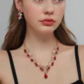 Completo di gioielli dorati con strass rossi, collana e orecchini eleganti da donna. - Stile Floreale Foglia (80827403)