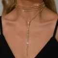 Dettaglio in primo piano di collana girocollo lariat multistrato in strass, cristallo. - Collana Singola / Oro