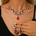Splendido set di gioielli in strass rosso con collana di cristalli e orecchini abbinati. - Stile Ciondolo a Goccia a V (80866003)