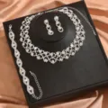 Vista dettagliata del lussuoso set di gioielli con collana, orecchini e bracciale in strass. - Stile Argento (80868501)