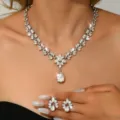 Set collana e orecchini a goccia con foglia di cristallo scintillante per donna sera - Set di 2 (MS292-6) / Argento