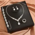 Splendido dettaglio di set di gioielli da sposa in strass con collana orecchini bracciale e anello. - Stile Argento (80868701)