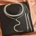 Splendida collana girocollo multistrato in strass e orecchini con nappe per feste serali. - Stile Argento (80869101)