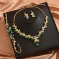 Dettaglio set di gioielli con foglie di strass verdi, collana da sposa orecchini e bracciale. - Set da 3 Pezzi Verde