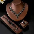 Vista dettagliata del set di gioielli con collana, bracciale e orecchini di foglie in strass. - Set 3 Pezzi Nero Fucile