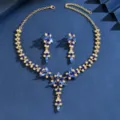 Primer plano detallado del conjunto de collar y pendientes de novia de cristal azul de lujo. - Azul