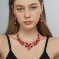 Elegante set di gioielli con collana e orecchini in strass rosso per feste e matrimoni donna. - Stile Strass Rosso Argento (80828103)