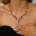 Elegante set di gioielli da sposa con collana e orecchini di cristalli rossi rubino. - Stile Design a Vite (MS299)