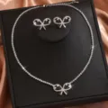 Elegante set di gioielli da sposa con collana e orecchini a fiocco in zircone lucido - Stile Fiocco Squisito (80855211)