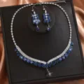 Primo piano dettagliato del set di collana e orecchini da sposa in zirconia cubica. - Stile Goccia d'Acqua Diamante Quadrato Blu (80855308)