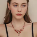 Meraviglioso set di gioielli con collana e orecchini floreali in cristallo rosso e oro. - Stile Foglia Floreale Squisito (80835003)