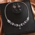 Dettaglio del set di gioielli da sposa raffinato, con collana e orecchini in zircone brillante. - Stile Goccia d'Acqua Fiore Multicolore (80855409)