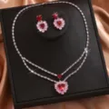 Elegante set di gioielli da sposa con collana e orecchini di zirconi brillanti e cristalli rossi. - Stile Cuore Rosso Catena a Doppio Strato (80855503)