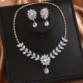 Primo piano dettagliato del set di gioielli da sposa in zircone cubico scintillante. - Stile Fiore e Foglia (80855701)