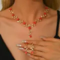 Set di gioielli con collana e orecchini floreali in cristallo rosso dorato vista dettagliata. - Stile Vite di Fiori (80865403)