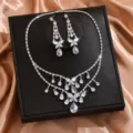 Dettaglio ravvicinato del set di gioielli con collana e orecchini a farfalla in zircone. - Stile Nappa Farfalla (80858001)