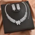 Vista dettagliata del set di gioielli con collana e orecchini in zircone da sposa di lusso. - Stile Elegante Foglia Fiore (80858901)