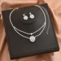 Vista ravvicinata di uno splendido set di gioielli con collana e orecchini floreali in zircone. - Stile Geometrico a Strati Sovrapposti (80859801)
