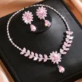 Splendido set di gioielli da sposa in zircone rosa con collana floreale e orecchini abbinati. - Stile Foglia di Fiore Rosa (80855702)