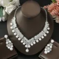 Set collana orecchini perle strass argento, gioielli da sposa eleganti per abito da sera. - Stile Fiore Esagerato a V (80836101)