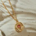 Gros plan détail d'un collier pendentif rond irrégulier géométrique doré avec zircone. - Style Rose Irrégulier Vintage (KN0711-2)