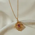 Collier pendentif floral ajouré doré vintage avec pierre rouge pour femmes élégantes. - Style Fleur Ajourée Vintage (KN0718-4)