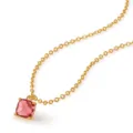 Detaillierte Nahaufnahme des rosafarbenen Zirkonanhängers und der filigranen Goldkette. - Quadratischer Rosa Stil (KN0706)