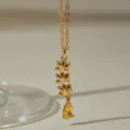 Elegante collar dorado con dijes de osito y circón amarillo en forma de gota. - Estilo Triple Oso (KN0713)
