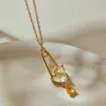 Collar de imperdible dorado con colgante de circonita corazón amarillo cadena elegante - Estilo Corazón de Alfiler de Seguridad (KN0714)