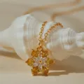 Collar con colgante de flor de circonita cúbica amarilla y blanca, cadena dorada delicada. - Estilo Forma de Flor (KN0715)
