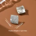 Primo piano dettagliato di orecchini geometrici in strass scintillanti e di ottima fattura. - Argento Rombo Stile (80145701)