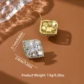 Primo piano di orecchini geometrici placcati in oro con zirconi brillanti e dettagli sulle misure. - Oro Quadrilatero Stile (80148202)